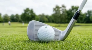 7 - Impact idéal de la balle au centre de la face de club d'un fer de golf débutant
