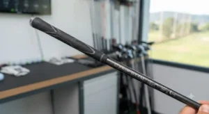 Dettaglio dell'impugnatura e dell'asta in grafite di un driver da golf